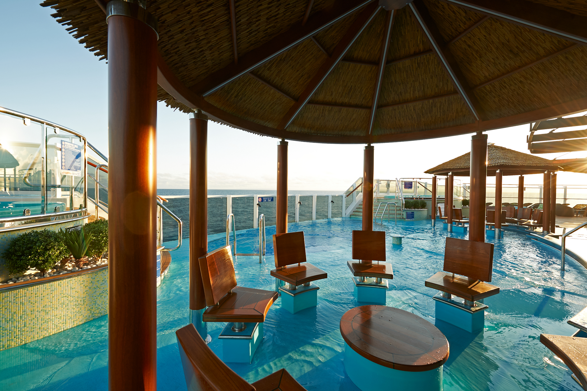 MyCruise Carnival Panorama Offentlige-arealer Pool-spa1